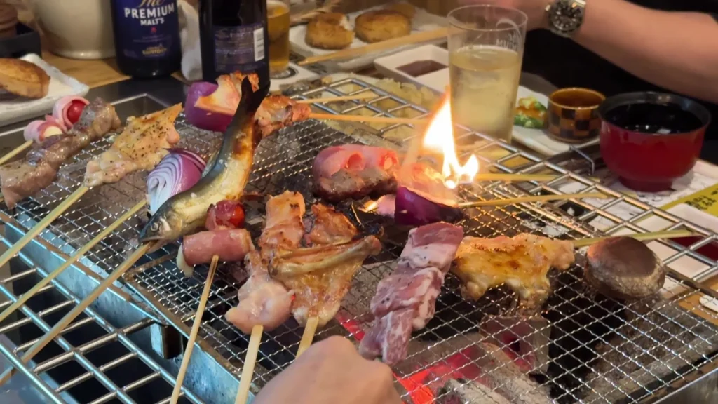 ［画像：炉端焼きの様子①］