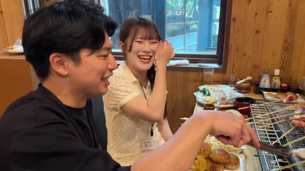 ［画像：バスツアーを楽しむ社員達］